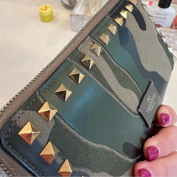 VALENTINO GARAVANI RockStud Camouflage Green Wallet - Picture 11 of 16